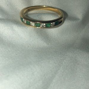 Green jeweled gold ring